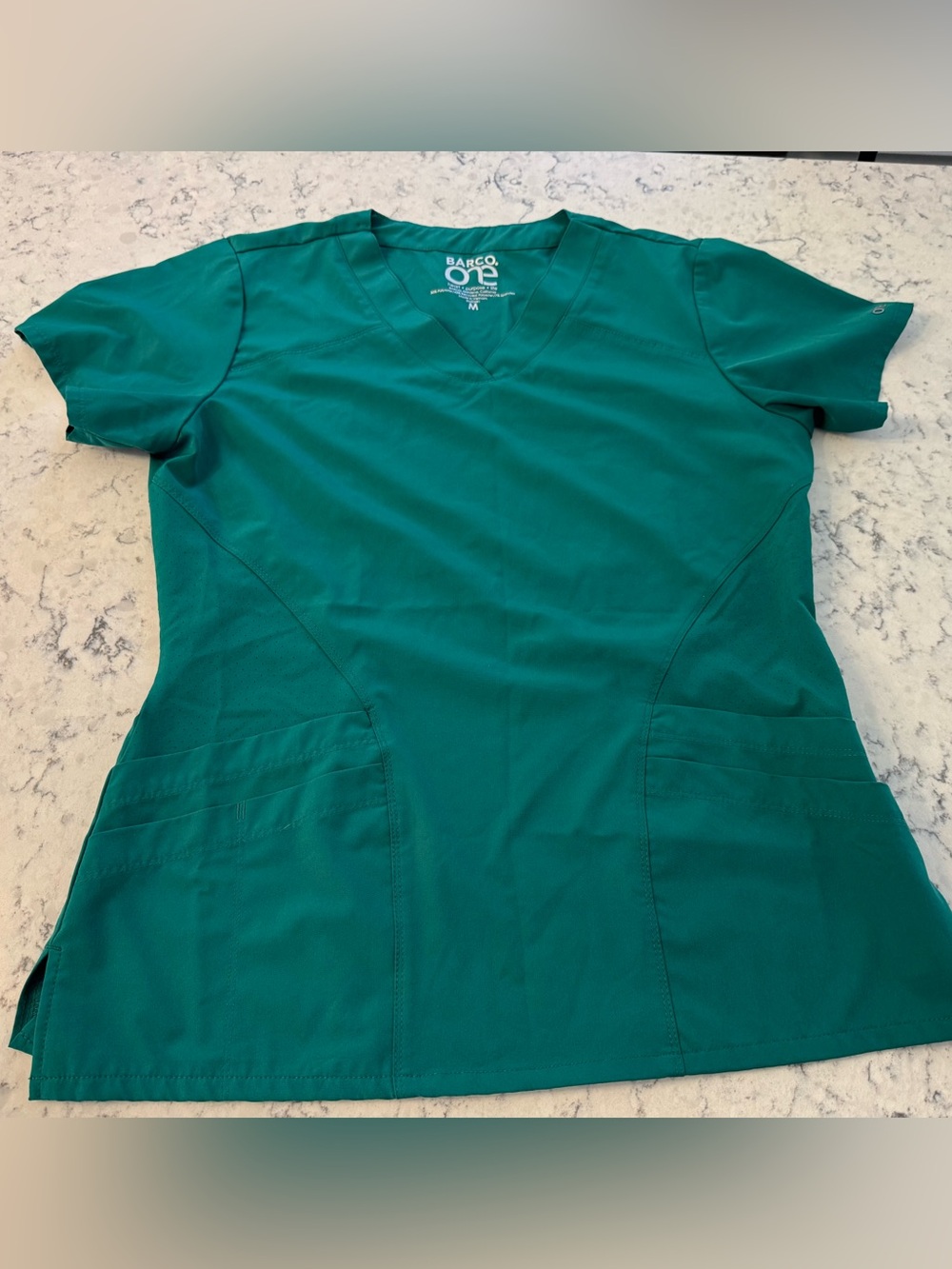 BARCO ONE Women's Medium Emerald Green Short-Sleeve Scrub Top  Flattering fit